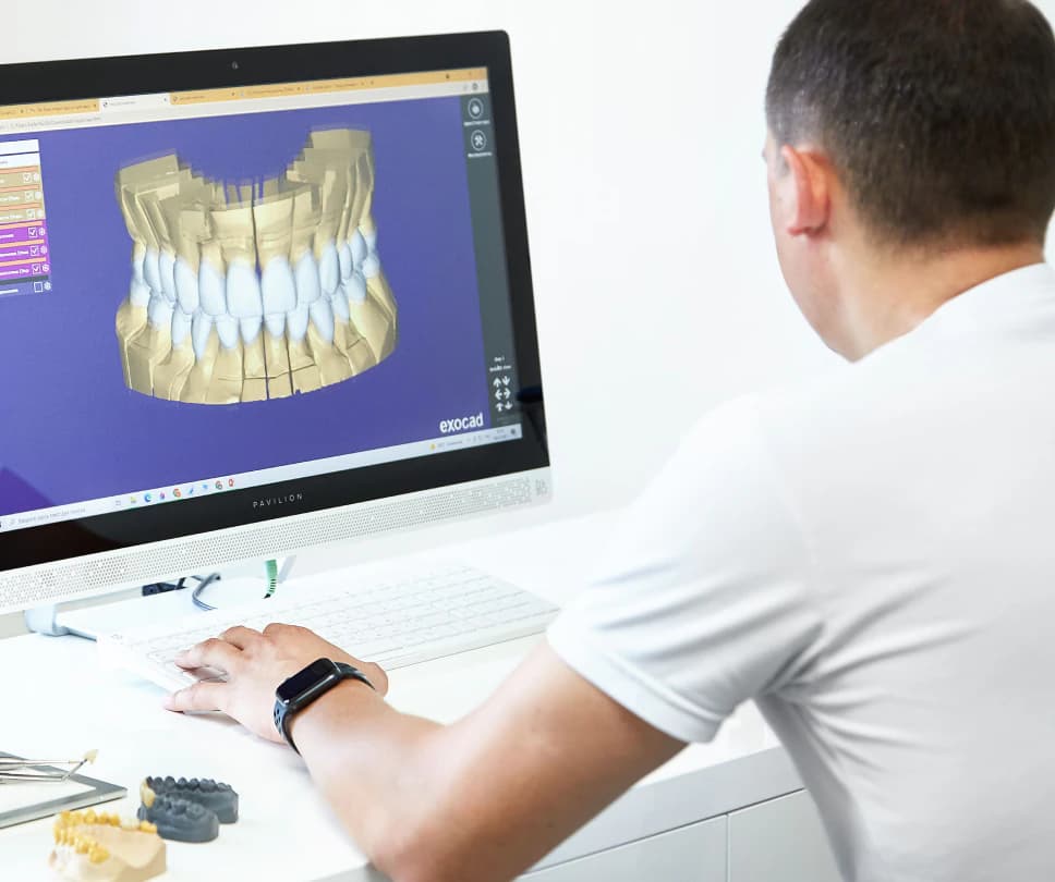 Врач изучает 3D-снимок зубов на мониторе